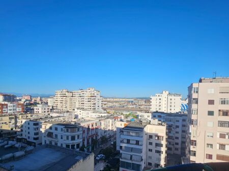 Jepet me qera apartament 2+1+2 pranë Flagship Center, Durrës