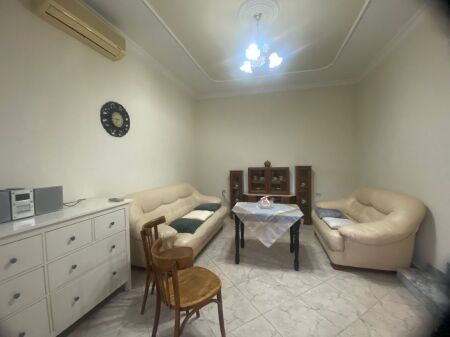 Ndermjet Rr.5 Maji dhe Rr.Siri Kodres jepet me qera kati i I-re i nje vile 2+1,i mobiluar.40,000Leke