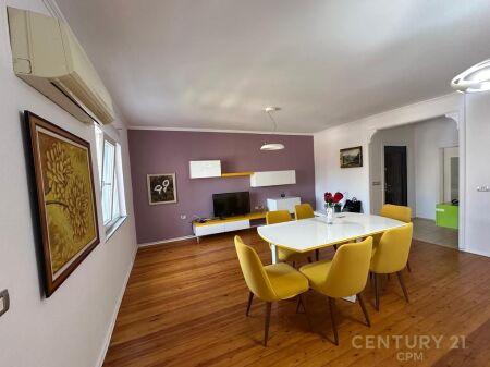 PRANE RRUGES SE KOSOVAREVE JAPIM ME QIRA APARTAMENT 2+1+2