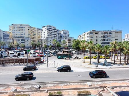 JEPET ME QERA APARTAMENT 2+1 PRANE STACIONIT TE TRENIT, DURRES