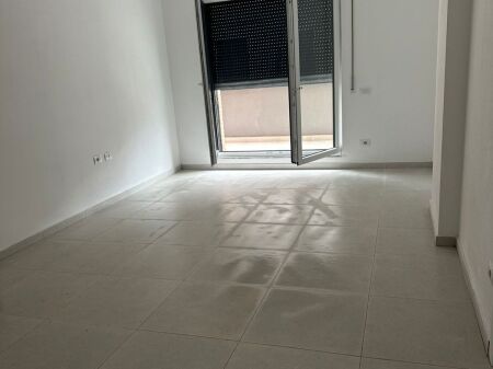  Ufficio con 3 Ambienti di Lavoro in Affitto – Nuovo Viale, Paskuqan 