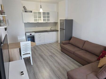 VIA "DRITAN HOXHA", AFFITTASI APPARTAMENTO 1+1 CON POSTO AUTO, COMPLESSO E88!
