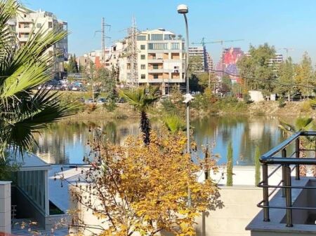  Shitet Apartament 1+1 me perspektivë për 2+1 Buze rruge te Liqeni i Thate