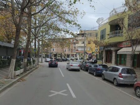  Locale Commerciale in Affitto – Via Mine Peza 