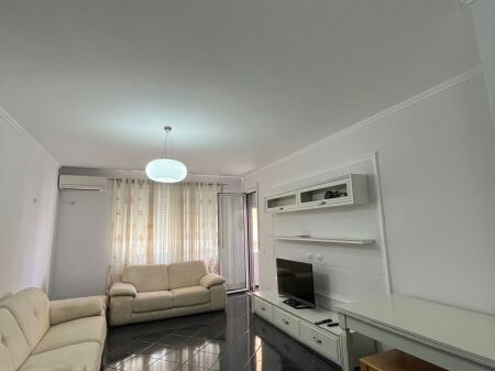 Fresk prane Big Market jepet me qera apartament 2+1+2+garazhd i mobiluar 500Euro