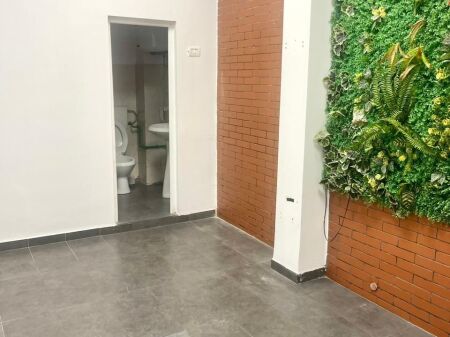 Affittasi negozio presso 21 Dhjetori