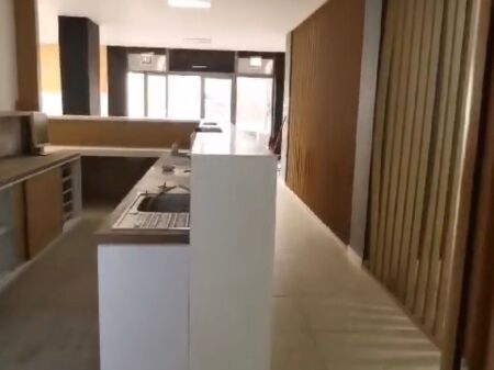 Locale commerciale di 230 m² in affitto a Kodrën e Diellit