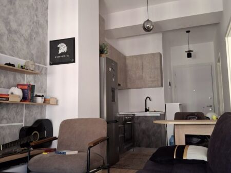 Jepet me qera apartament 1+1 tek Mangalem 21 ne Ali Dem