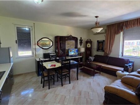 Appartamento 2+1+2 in Vendita a Fresk  Vendesi appartamento 2+1+2 con veranda spaziosa, organizzato in modo funzionale e con ambienti confortevoli per la vita familiare. La proprietà si trova nella zona di Fresk, una delle zone più preferite e tranquille per vivere a Tirana.  Superficie totale: 105 m² Veranda utilizzabile: 15 m² Piano: 1  Organizzazione dell'appartamento: Soggiorno + cucina 2 camere da letto 2 bagni Veranda ampia e funzionale  L'appartamento viene venduto ben arredato ed è pronto per essere abitato. Gli ambienti offrono illuminazione naturale per tutto il giorno e un'organizzazione pratica per una vita confortevole.  La zona offre facile accesso alle principali strade della città ed è vicina a strutture necessarie come mercati, scuole, trasporto pubblico e vari servizi.  Per maggiori informazioni o per organizzare una visita alla proprietà, contattaci.