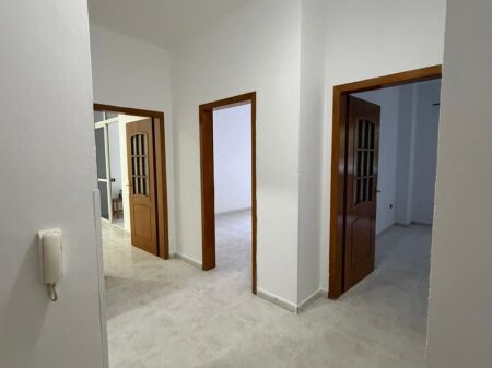 Jepet me qera -Apartament 2+1- Rruga e Kavajes- Tirane- Globe