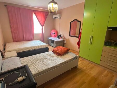 Jepet me qera Apartament 2+1 tek Brryli / mbrapa shkolles Andon Zako Cajupi