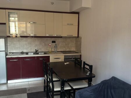 Via Dibra, vicino a Villa Gold, si affitta appartamento arredato 1+1. 50.000 Leke