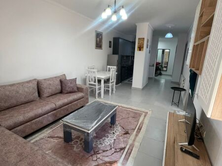 Jepet me qera 2+1+2 dhe parkim për 55 000 lekë