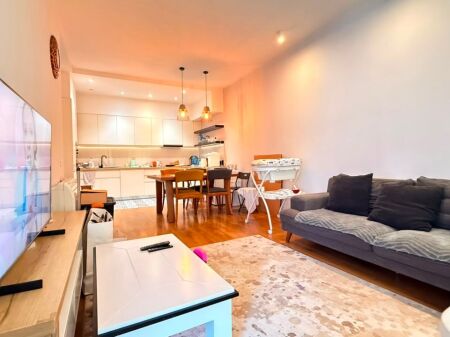 Apartament 2+1 me Qira te Komuna e Parisit, Tiranë