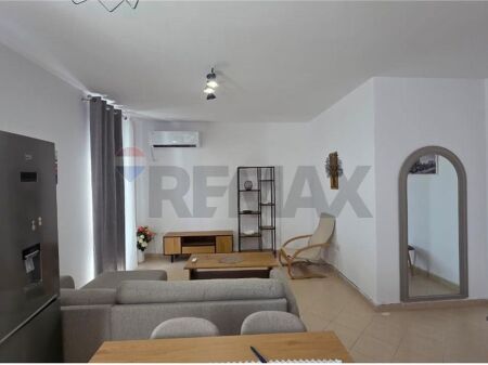 Apartament - Për Qira - Komuna e Parisit, Tiranë