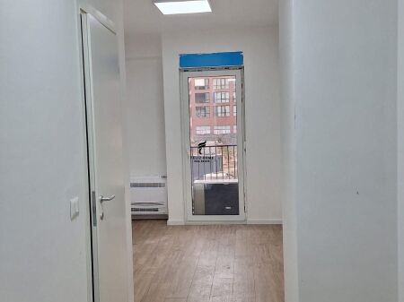 LOCALE COMMERCIALE IN AFFITTO 26.48 M2 BULEVARDI RI 25.000 LEKE FH-81560