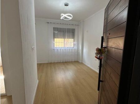 Shitet Apartament 1+1 në Fresk, pranë ish Ana Market