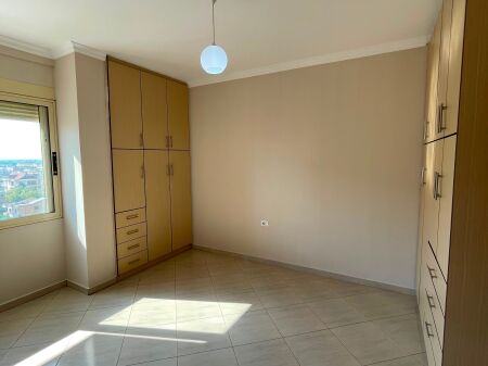 Shitet Apartament ne fier