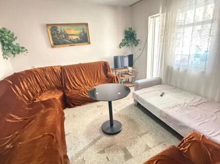 Jepet me qera  apartament 1+1  Hotel Coloseu, Rr Durresit  Cmimi 400€/muaj  