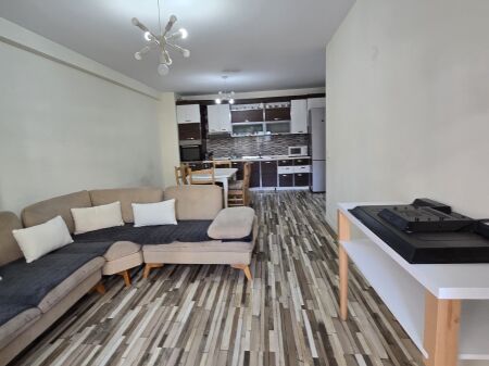 Shitet apartament 2+1 per shitje Komuna e Parisit