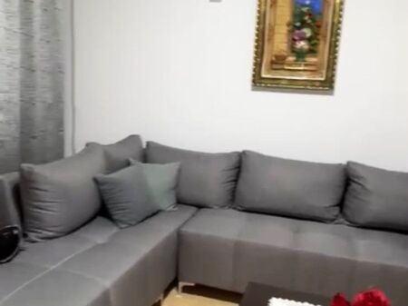 Nella zona di 5 Maj, vicino a Big Market, si affitta un appartamento 1+1 arredato. 50.000 Leke