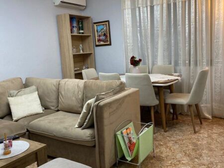 Tek Shkolla e Baletit,prane Piano Bar jepet me qera apartament,2+1,i mobiluar 60,000 Leke