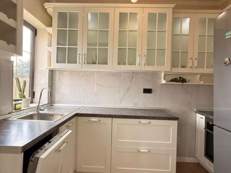  Shitet Apartament 2+1 prane Rruges Fortuzi, Qender
