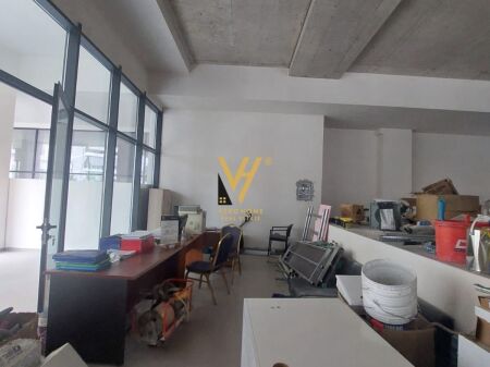 AFFITTASI NEGOZIO 100 M2 IN ZONA KOMUNA PARISIT 2.500 EURO