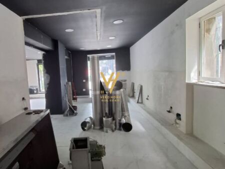 AFFITTASI NEGOZIO 80 M2 PRESSO INGEGNERIA 300.000 LEKE