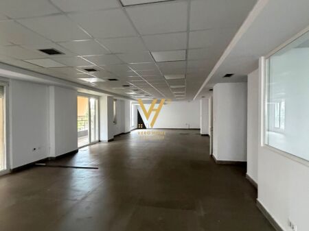 JEPET ZYRE 448 M2 ME QERA TE KIKA 2, KOMUNA PARISIT 7.000 EURO