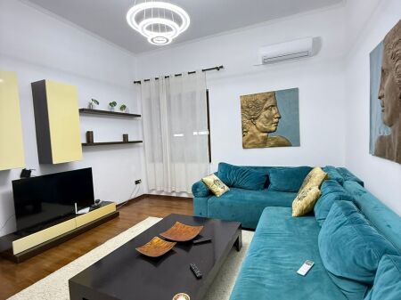  Jepet me Qira Apartament 2+1+2 Qendër