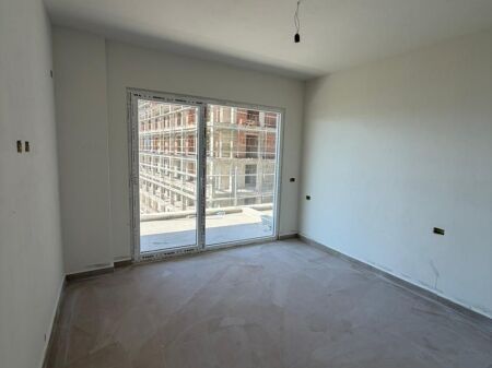  OCCASIONE Solo 1.100 €/m²    Appartamento 2+1 + Lavanderia in Vendita – Holiday Inn, Shëngjin