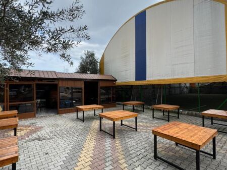 Ristorante con Griglia e Campo da Calcetto in Affitto