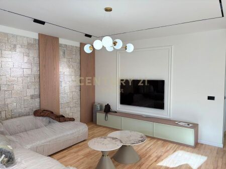 KOPSHTI BOTANIK, APPARTAMENTO 2+1+2+PARCHEGGIO IN AFFITTO 1.300 € /Mese