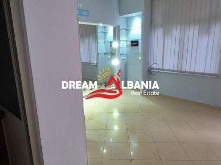 Dyqan ne shitje ne Rrugen Kongresi Manastirit prane Pediatrise ne Tirane (ID 4171553)