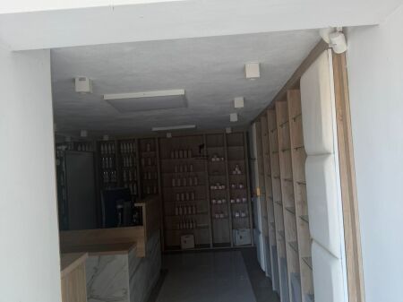 NEGOZIO IN AFFITTO 35 M2 BLLOK 150.000 LEKE FH-82040