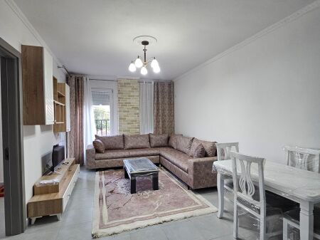 5 MAJ  Jepet me Qira Apartament 2+1+2 wc   ( tek shkolla)  në një pallat të ri me ashensor.  Karakteristikat:  Apartament 2+1