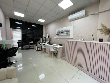 Locale commerciale in affitto presso Kristal Center.