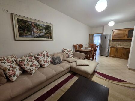 Jepet me qera apartament 2+1 në Astir!