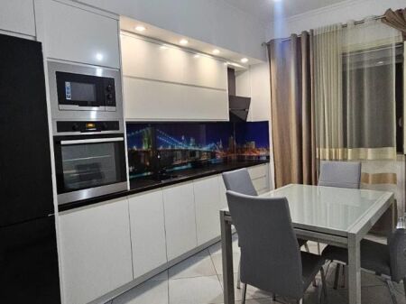 Aparrament me qira 1+1 Pas Globe te shtepite private