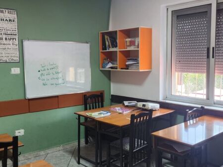 Locale in affitto 21 Dhjetori Via Muhamet Gjollesha !