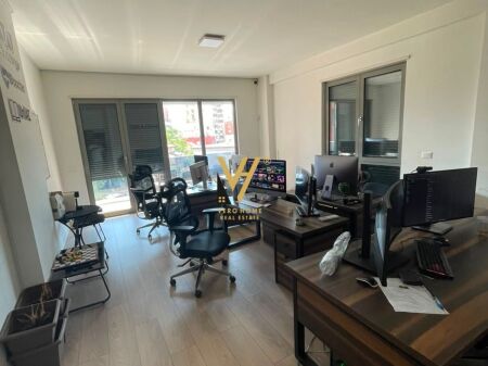 LOCALE COMMERCIALE 105 M2 IN AFFITTO IN VIA KAVAJA 140.000 LEKE