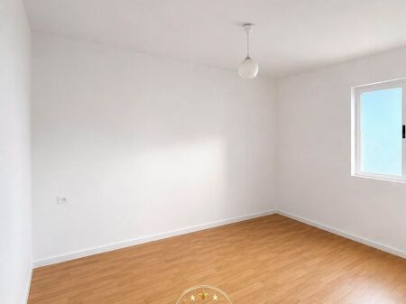 VENDESI 2+1 con Balcone OCCASIONE  Quartiere 18, Vicino al liceo Naim Frasheri