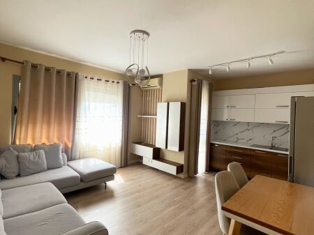 Jepet me qera apartament 1+1 Astir Kompleksi molla Bulevardi migjeni Kati 5
