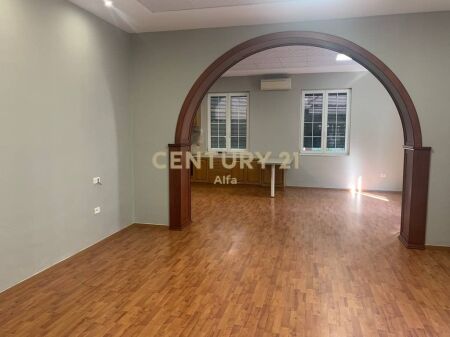 Locale in affitto con superficie di 158m² presso l'ex blocco! 1.800 € /Mese