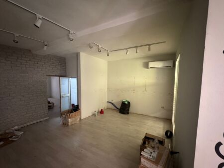 LOCALE COMMERCIALE DI 100 m² IN AFFITTO A ISH-BLLOK – VICINO AL CAFE ROMA