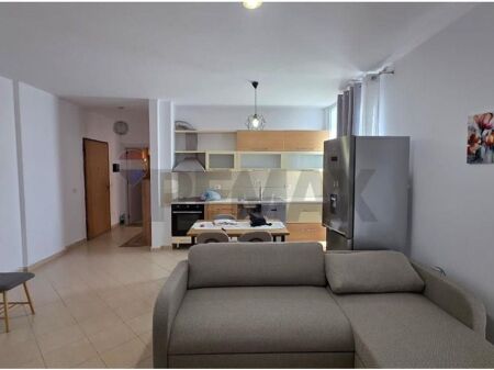 Apartament 1+1 per qira tek Komuna e Parisit!