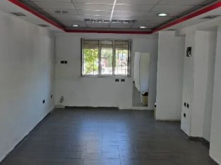 Shitet dyqan te Shkolla e Bashkuar, 40 m².