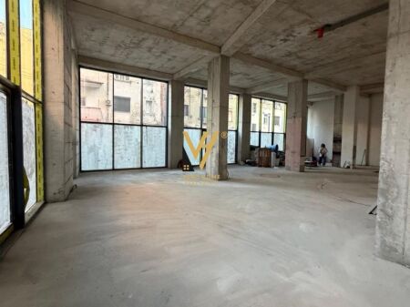LOCALE COMMERCIALE 300 M2 IN AFFITTO IN VIA KAVAJES 9.000 EURO