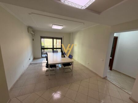 UFFICIO DI 125 M2 IN AFFITTO A ISH-BLLOK 1.500 EURO
